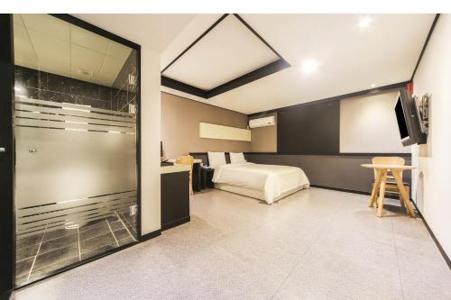 Ένα ή περισσότερα κρεβάτια σε δωμάτιο στο Elysee Hotel