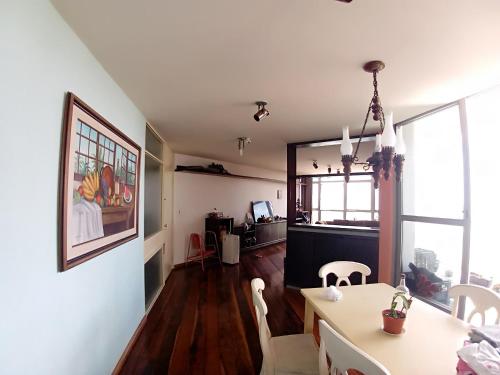 sala de estar con mesa y sillas y comedor en Juliana, en Recife