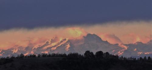 a group of mountains with clouds and trees in the foreground at La Traversina in Stazzano