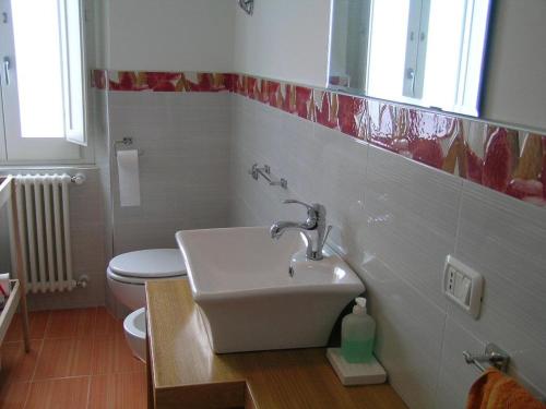 Ateleta的住宿－Appartamento ad Ateleta (Roccaraso)，一间带水槽和卫生间的浴室