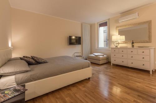a bedroom with a large bed and a dresser at Realkasa Towers Flat in Bologna