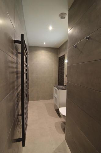 une salle de bain avec toilettes et lavabo dans l'établissement Studio Biarritz - rénové et moderne - au calme - centre ville - tout à pied, à Biarritz