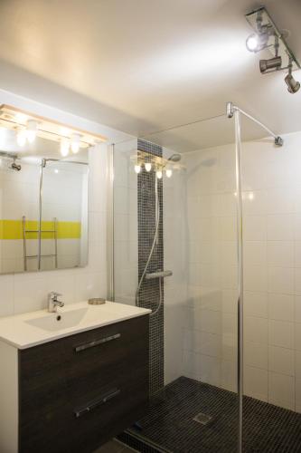 une salle de bain avec un lavabo et une douche dans l'établissement VILLA SEA AND SURF, à Soorts-Hossegor