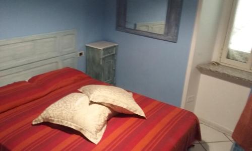 リオ・マリーナにあるLa casina di Silverioのベッドルーム1室(赤い毛布付きのベッド1台付)