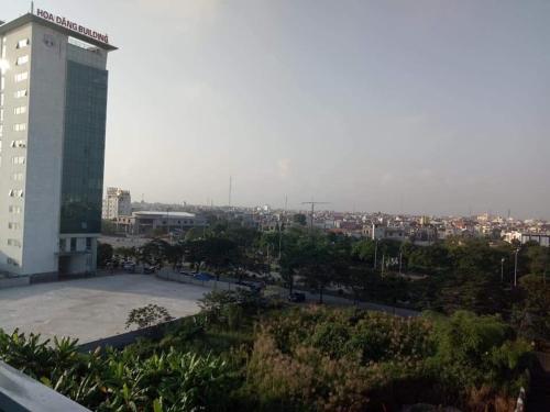 una vista de un edificio con una ciudad en el fondo en Royal Hotel, en Hai Phong