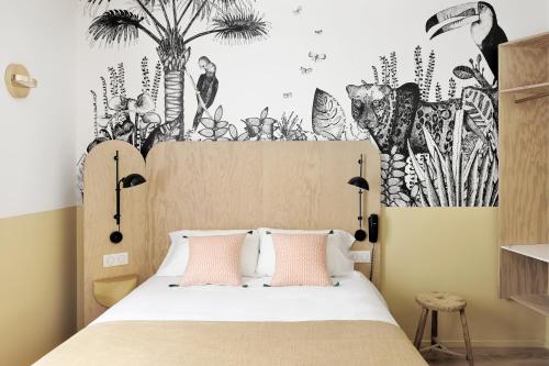 - une chambre dotée d'un lit avec des plantes sur le mur dans l'établissement Caulaincourt Montmartre by Hiphophostels, à Paris