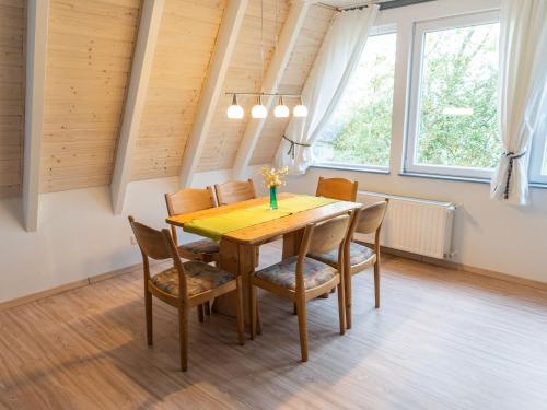 Holiday home in Bestwig with private garden في بيستفيغ: غرفة طعام مع طاولة وكراسي خشبية