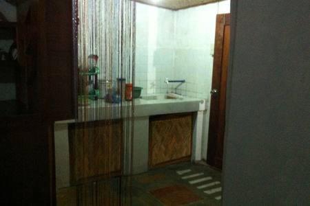 bagno con lavandino e piano di lavoro di SHALOM CAMP a El Nido