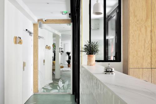uma cozinha com um balcão com uma janela de vidro em Caulaincourt Montmartre by Hiphophostels em Paris