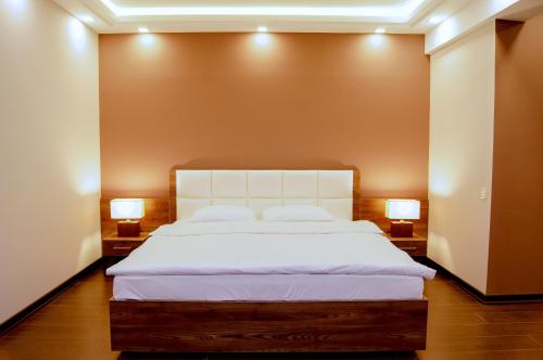  Moscow Boutique Hotel -  Chambre  photo :   Tea/Coffee maker    Minibar    Shower                           