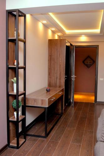  Moscow Boutique Hotel -  Chambre  photo :   Tea/Coffee maker    Minibar    Shower                           