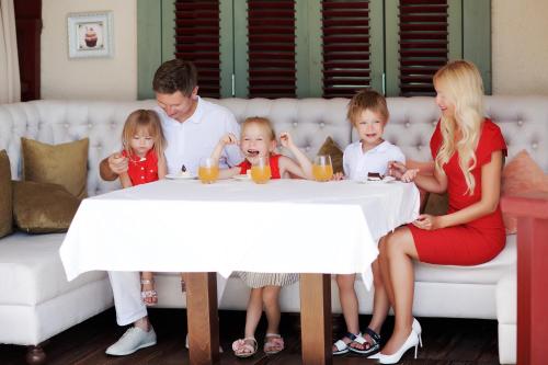 Rodzina zatrzymująca się w obiekcie Alean Family Resort & SPA Doville 5* Ultra All Inclusive