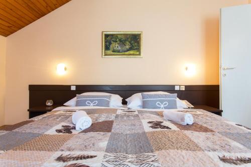 Ein Bett oder Betten in einem Zimmer der Unterkunft Hotel Alma & Castle Hrib
