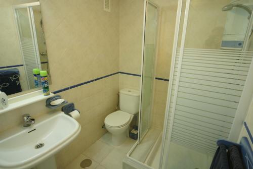 エステポナにあるHomely Apartment (PA4-16)のバスルーム(トイレ、洗面台、シャワー付)