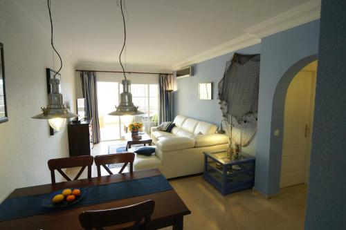 エステポナにあるHomely Apartment (PA4-16)のリビングルーム(白いソファ、テーブル付)