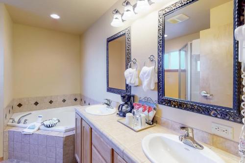Ванна кімната в Aspen Suites 505 & 506: Downtown Duo