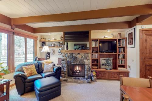 Una sala de estar con un sofá y una chimenea. en Dollar Meadows 1370, en Sun Valley