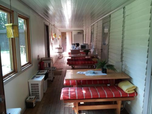 una habitación con varias mesas y bancos en una casa en Chokladvillan, en Visby