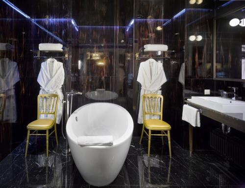 Bilik mandi di Grandezza Hotel Luxury Palace