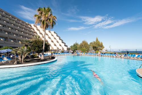 una gran piscina con gente en un hotel en Grand Teguise Playa en Costa Teguise