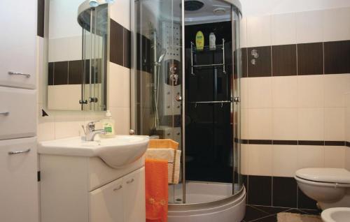 ein Bad mit einer Dusche, einem Waschbecken und einem WC in der Unterkunft Apartment Ketica 1041 in Fažana