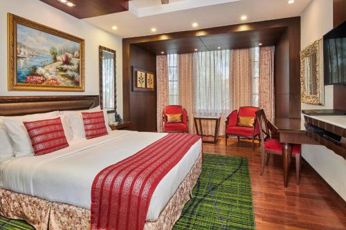 une chambre d'hôtel avec un lit et un piano dans l'établissement Mayfair Convention, à Bhubaneswar