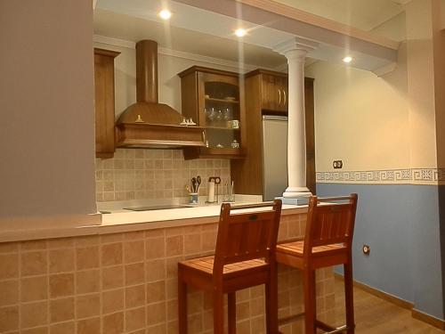 cocina con 2 sillas y encimera en -1-Igual que tu casa, garaje gratis, en el centro, en Úbeda