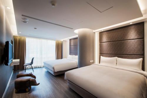 台北市にあるGolden Garden Hotelのホテルルーム ベッド2台&椅子付