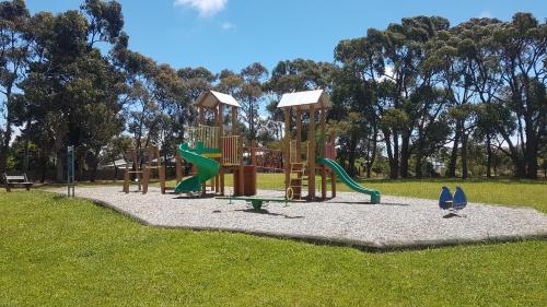 Wimbledon HeightsにあるIsland Escapeの滑り台付き公園内の遊び場