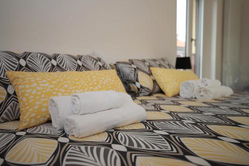 a living room with a couch with towels on it at P&D APARTMENTS NAVIGLI VIA CASALE in Milan
