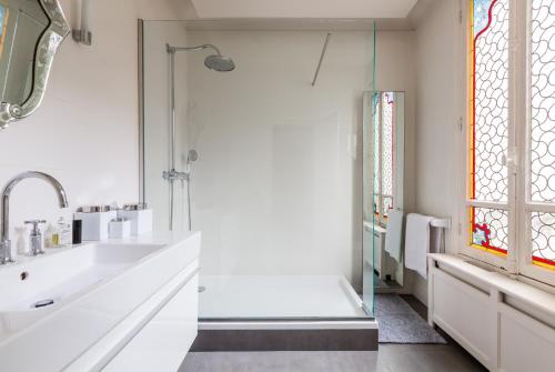 une salle de bain avec un lavabo et une douche dans l'établissement Veeve - Charming Townhouse near Parc Montsouris, à Paris