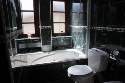 Ванная комната в Casas Rurales y Apartamentos La Hornera