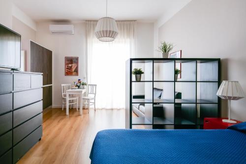 Un dormitorio con una cama azul y una mesa en Culture Residence Consalvo Otto en Nápoles