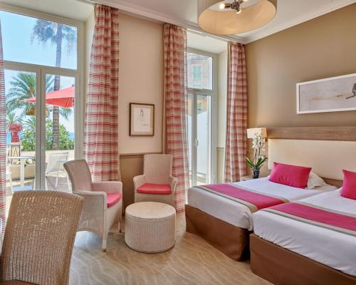 Кровать или кровати в номере Hôtel Vacances Bleues Royal Westminster