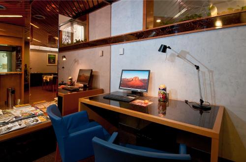a office with a desk with a computer on it at Hotel Lido in Milan
