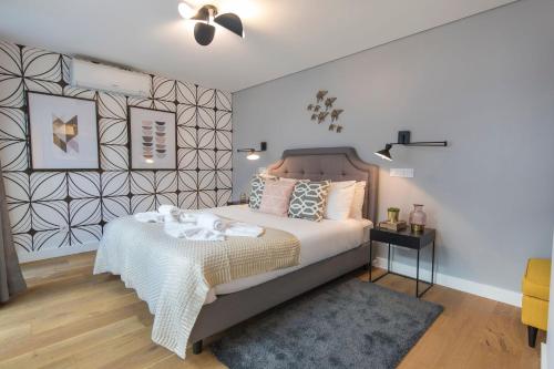 Modern and Colourful Flat in Graça by LovelyStay