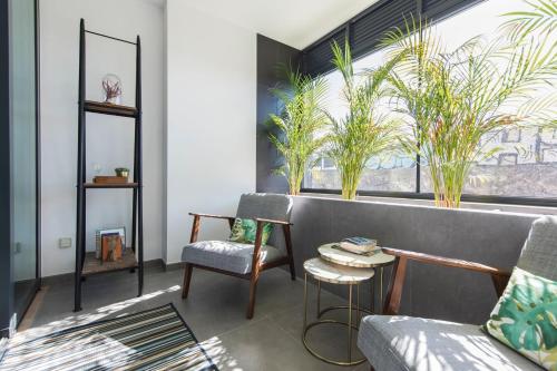 Modern and Colourful Flat in Graça by LovelyStay