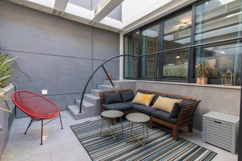 Modern and Colourful Flat in Graça by LovelyStay