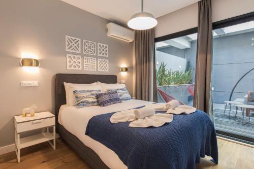 Modern and Colourful Flat in Graça by LovelyStay