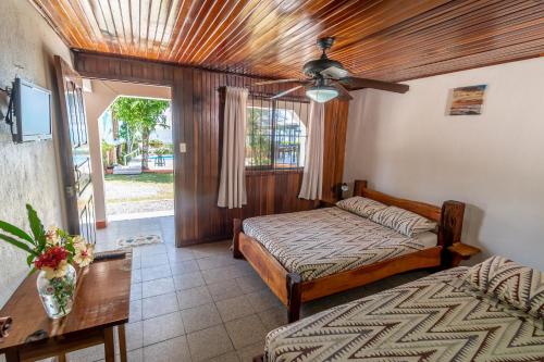 sypialnia z 2 łóżkami i wentylatorem sufitowym w obiekcie Cabinas Arrecife w mieście Cahuita