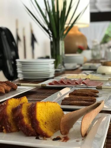 托兰克索Etnia Casa Hotel的桌子上摆满了食物