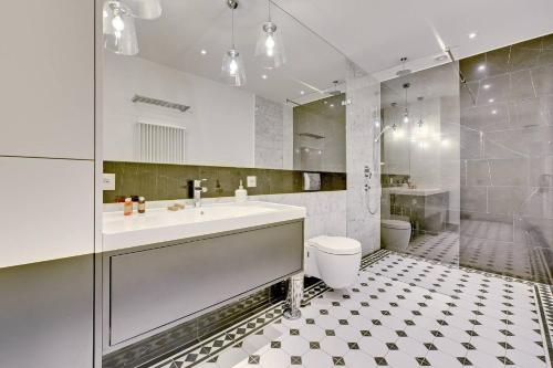 ソポトにあるMontevideo Centrum 4 by Grand Apartmentsのバスルーム(洗面台、トイレ、シャワー付)