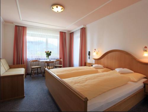 A bed or beds in a room at Pension Lärchenbrunn