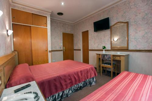 Cette chambre comprend 2 lits et un lavabo. dans l'établissement Gran Hotel Ailen, à Buenos Aires