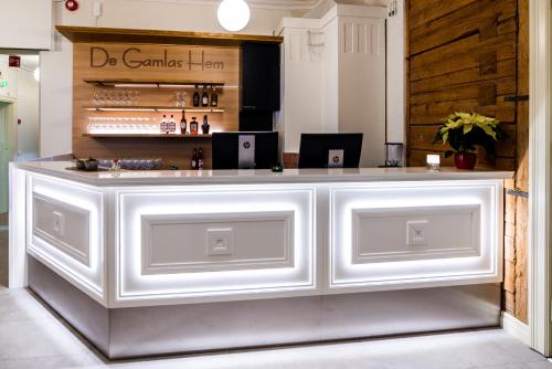 a white bar in a room with a counter at De Gamlas Hem Hotel & Restaurant in Oulu
