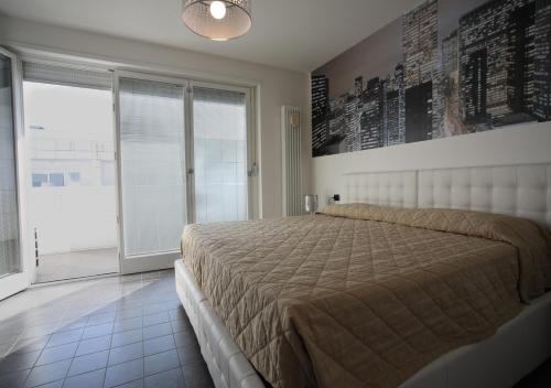 ein Schlafzimmer mit einem Bett und einem großen Fenster in der Unterkunft Urban Mobility Residence in Bologna
