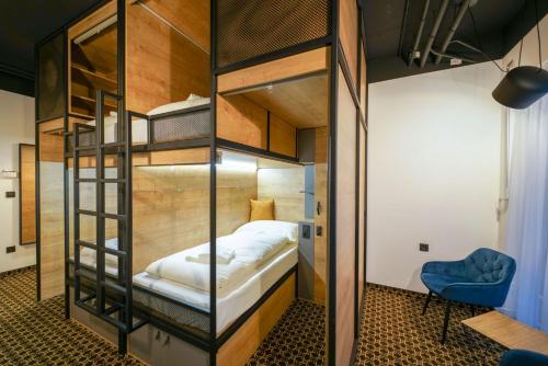 Postel nebo postele na pokoji v ubytování CHORS like a hotel - Capsule & NFT Boutique Hostel Bratislava - City Center