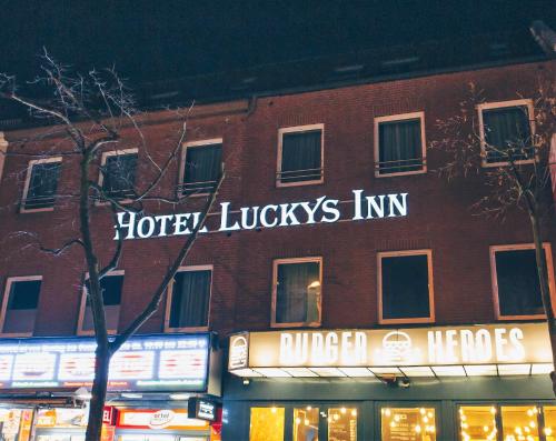 a building with a sign on the side of it at Hotel Luckys Inn in Hamburg