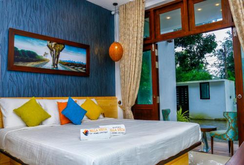 um quarto com uma cama e um quadro na parede em Hotel Bella Vista em Anuradhapura