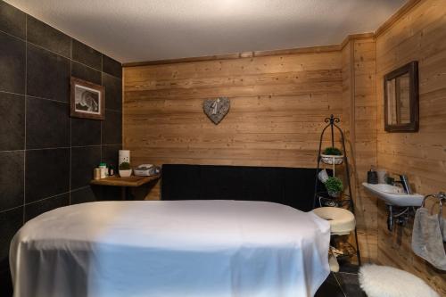 a bathroom with a bed and a sink at Residence Miravidi La Rosiere in La Rosière